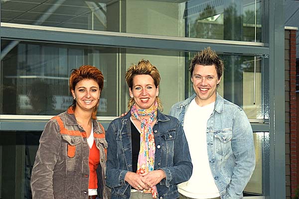 Mary en Christel gaan aan het werk in 'Haarstijl'.