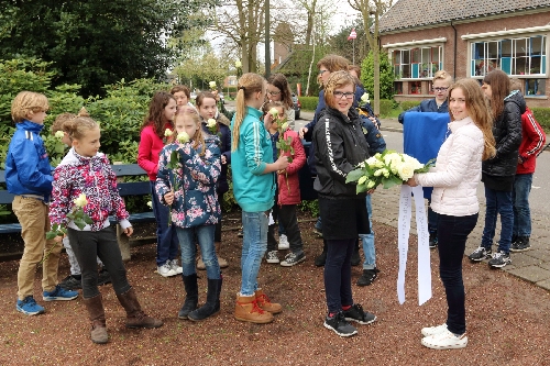 Kinderen school Steenbeek leggen kransen